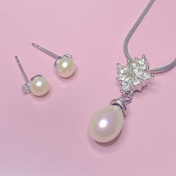 💛 14k White Gold Plated Designer Faux Pearl & CZ Stud Earrings - Picture 7 of 7